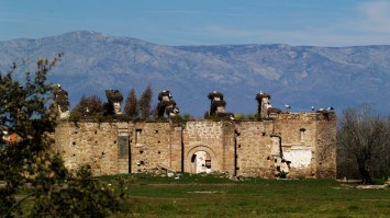 De Torviscoso hoy solo queda el esqueleto destechado de su iglesia, a 8,97 kms de Peraleda en línea recta en dirección norte casi perfecta.