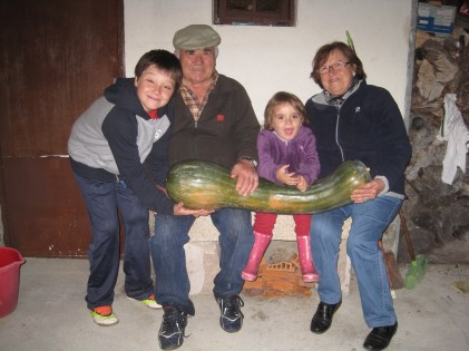 Jesús y Paula con sus abuelos