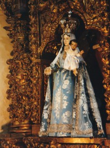 Virgen del Rosario, única imagen de la iglesia que no fue destruida.
