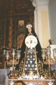 Tras la Dolorosa se ve el retablo antiguo de la ermita.