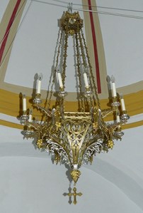 lámpara de bronce que cuelga de la cúpula