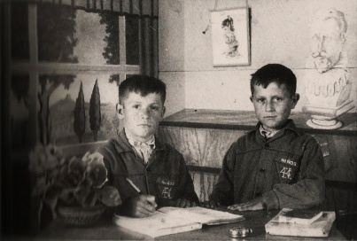 Julián y Antonio, típica foto de escuela con falso fondo